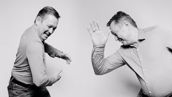 Auf zwei nebeneinander montierten Fotos zeigt Marcel Grümmer, wie er beim Tischtennis einmal die Rückhand und einmal die Vorhand spielt.