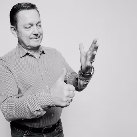 Marcel Grümmer zeigt sechs Finger.