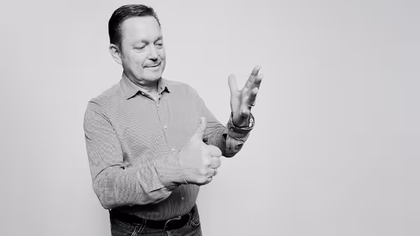 Marcel Grümmer zeigt sechs Finger.