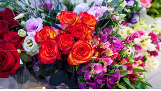 Foto: ein schöner großer bunter Blumenstrauß.