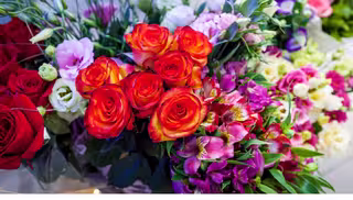 Foto: ein schöner großer bunter Blumenstrauß.