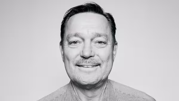 Foto: Marcel Grümmer schaut ganz unverstellt in die Kamera.