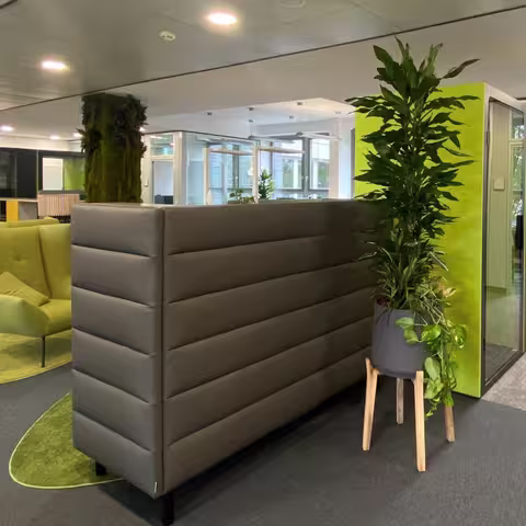 Foto: Gruppenbüro des Multispace des Bau- und Liegenschaftsbetriebs NRW mit hellgrünen und gelben Sitzmöbeln (nach dem Umbau)