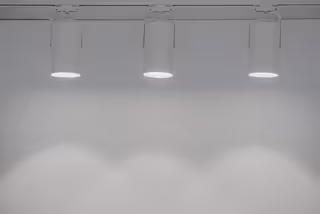 LED-Downlight auf einer weißen Wand