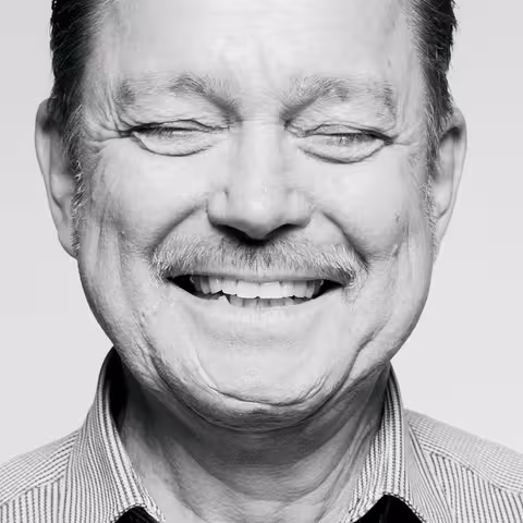 Foto: Marcel Grümmer lächelt über das ganze Gesicht und schließt dabei die Augen.