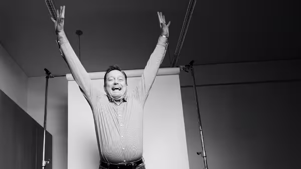 Foto: Marcel Grümmer macht einen Luftsprung und hebt dabei die Arme über den Kopf.