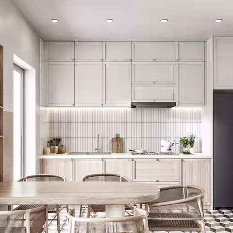 Küche in Holzoptik mit Kühl- und Gefrierschrank.