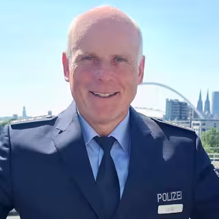 Foto: Portrait von M. Lotz, der in die Kamera lächelt