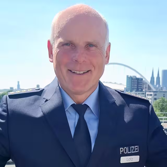 Foto: Portrait von M. Lotz, der in die Kamera lächelt