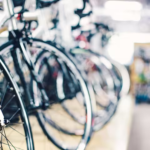 Nahaufnahme von mehreren Fahrrädern in einem sonnendurchfluteten Fahrradgeschäft