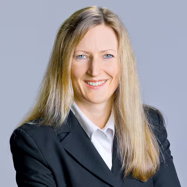 Foto: Portrait von A. Koenig, die in die Kamera lächelt