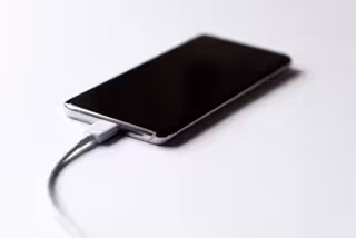 Mobiltelefon wird mit Ladegerät geladen