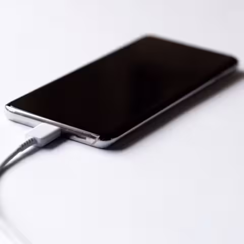 Mobiltelefon wird mit Ladegerät geladen