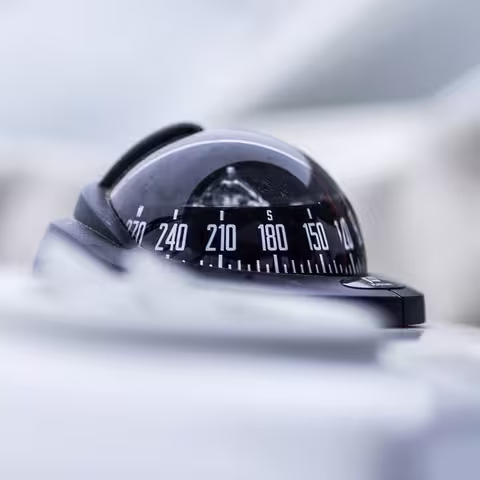 Foto: Kugelkompass eines Schiffes vor hellem Hintergrund