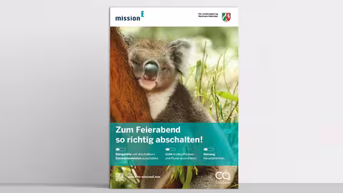 Das im folgenden Text beschriebene Poster “Feierabend-Check” steht vor einer grauen Wand.