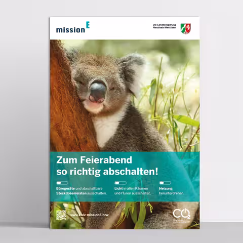 Das im folgenden Text beschriebene Poster “Feierabend-Check” steht vor einer grauen Wand.