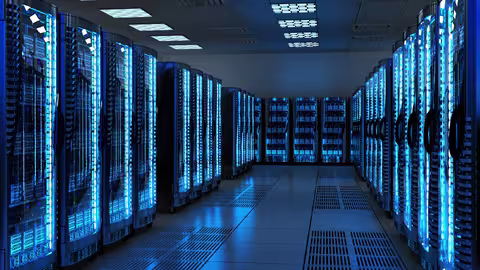 Foto: mehrere Server in einem blau beleuchteten Hochleistungsrechenzentrum