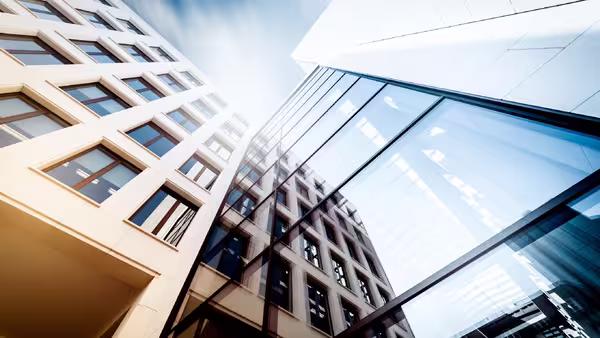 Foto: Glasfassade eines Bürogebäudes