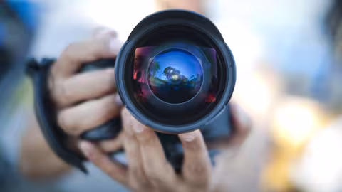 Foto: Blick in die Linse einer Kamera