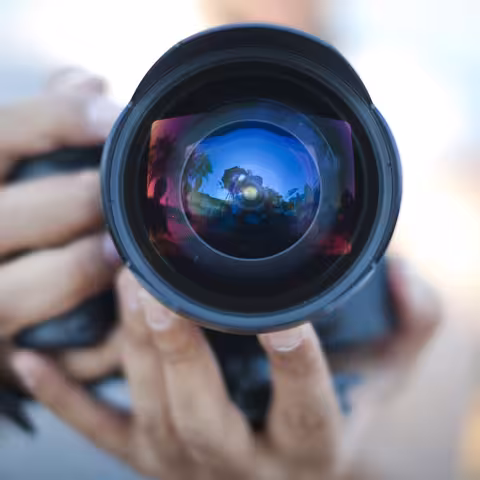 Foto: Blick in die Linse einer Kamera