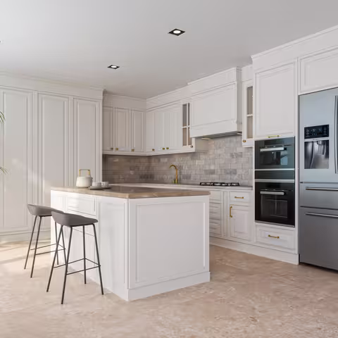 Küche mit Kühl- und Gefrierschrank.