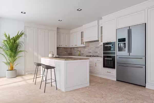 Küche mit Kühl- und Gefrierschrank.