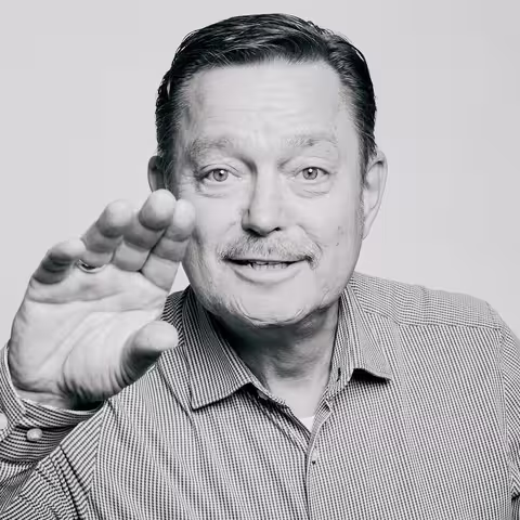 Marcel Grümmer macht mit der rechten Hand die Geste des Sprechens.