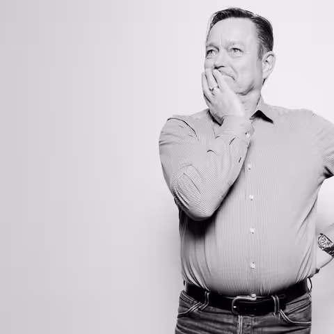 Marcel Grümmer legt seine rechte Hand ans Kinn, stemmt die linke in die Hüfte und überlegt.