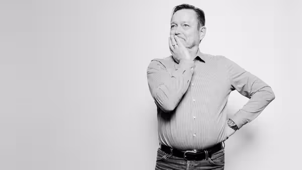 Marcel Grümmer legt seine rechte Hand ans Kinn, stemmt die linke in die Hüfte und überlegt.