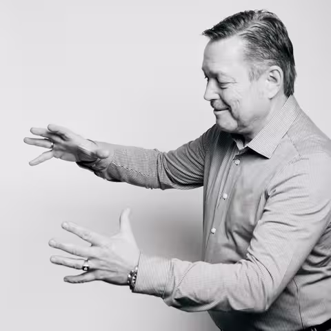 Marcel Grümmer formt mit einen Händen eine Kugel.