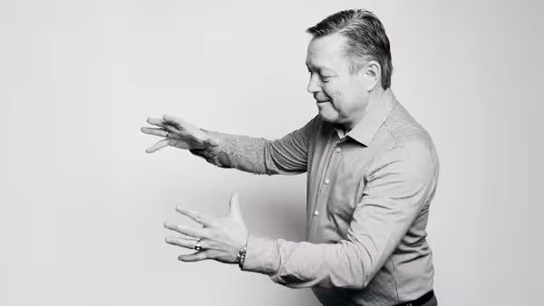 Marcel Grümmer formt mit einen Händen eine Kugel.