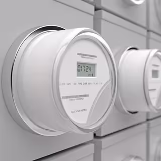 Foto: mehrere weiße intelligente Stromzähler an einer Wand.