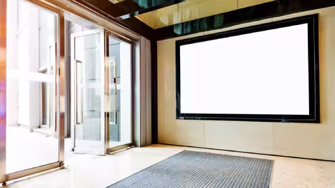 Foto: Eingangsbereich eines Bürogebäudes mit einem großen leeren Flachbildschirm