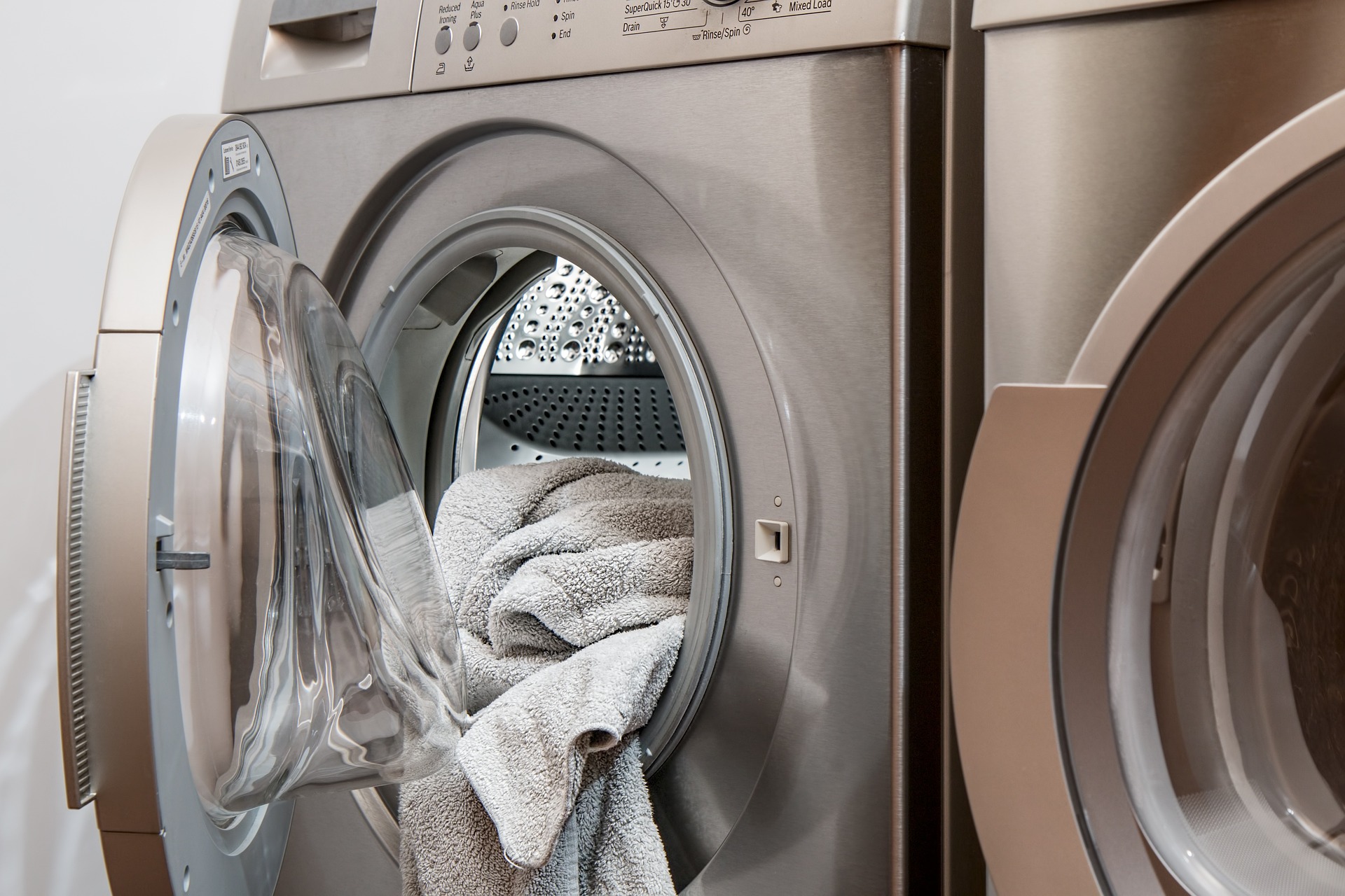 Frontalansicht einer geöffneten Waschmaschine mit Handtüchern