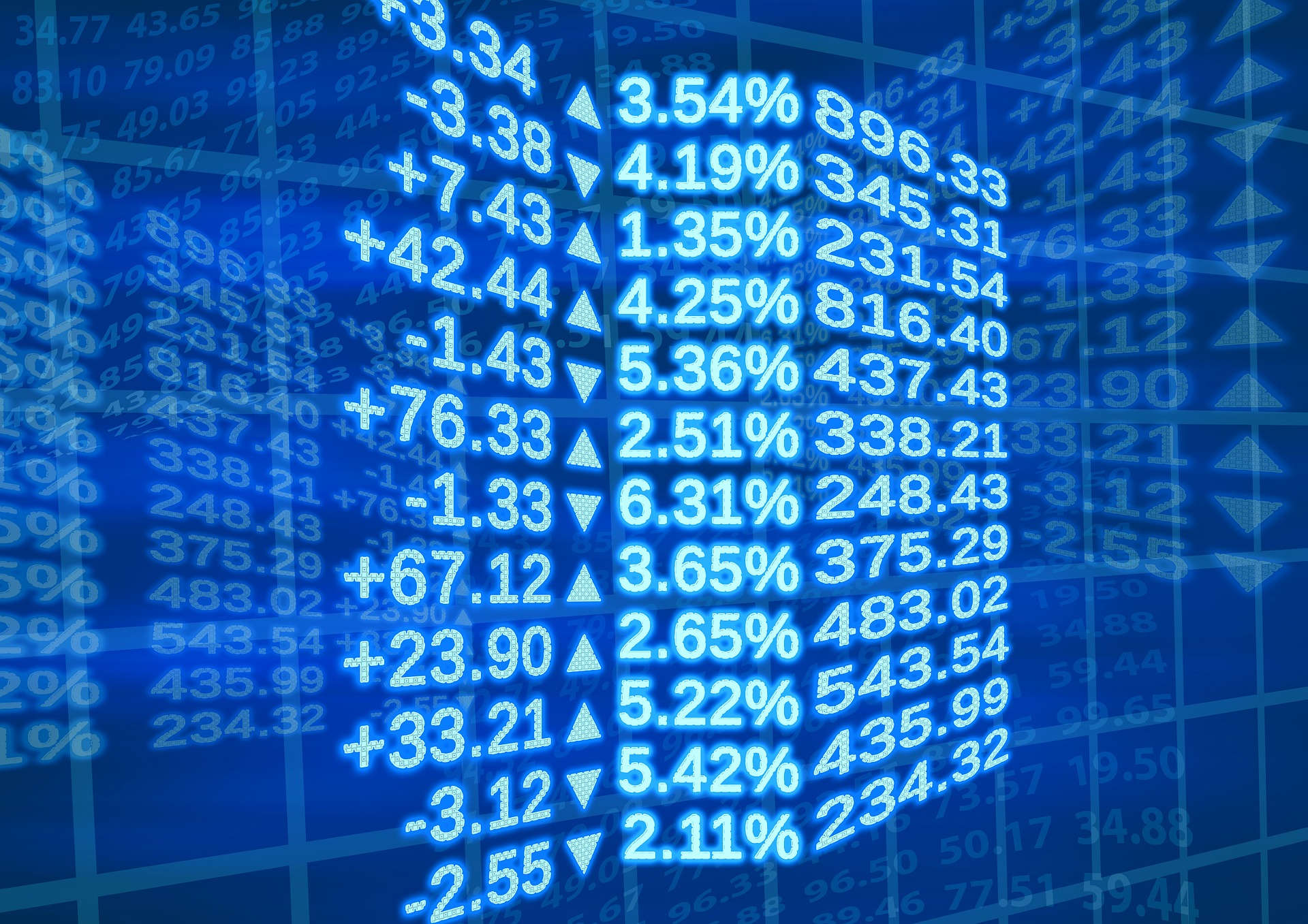drei blaue Zahlenkolonnen mit Börsenwerten, ihren Gewinnen und Verlusten