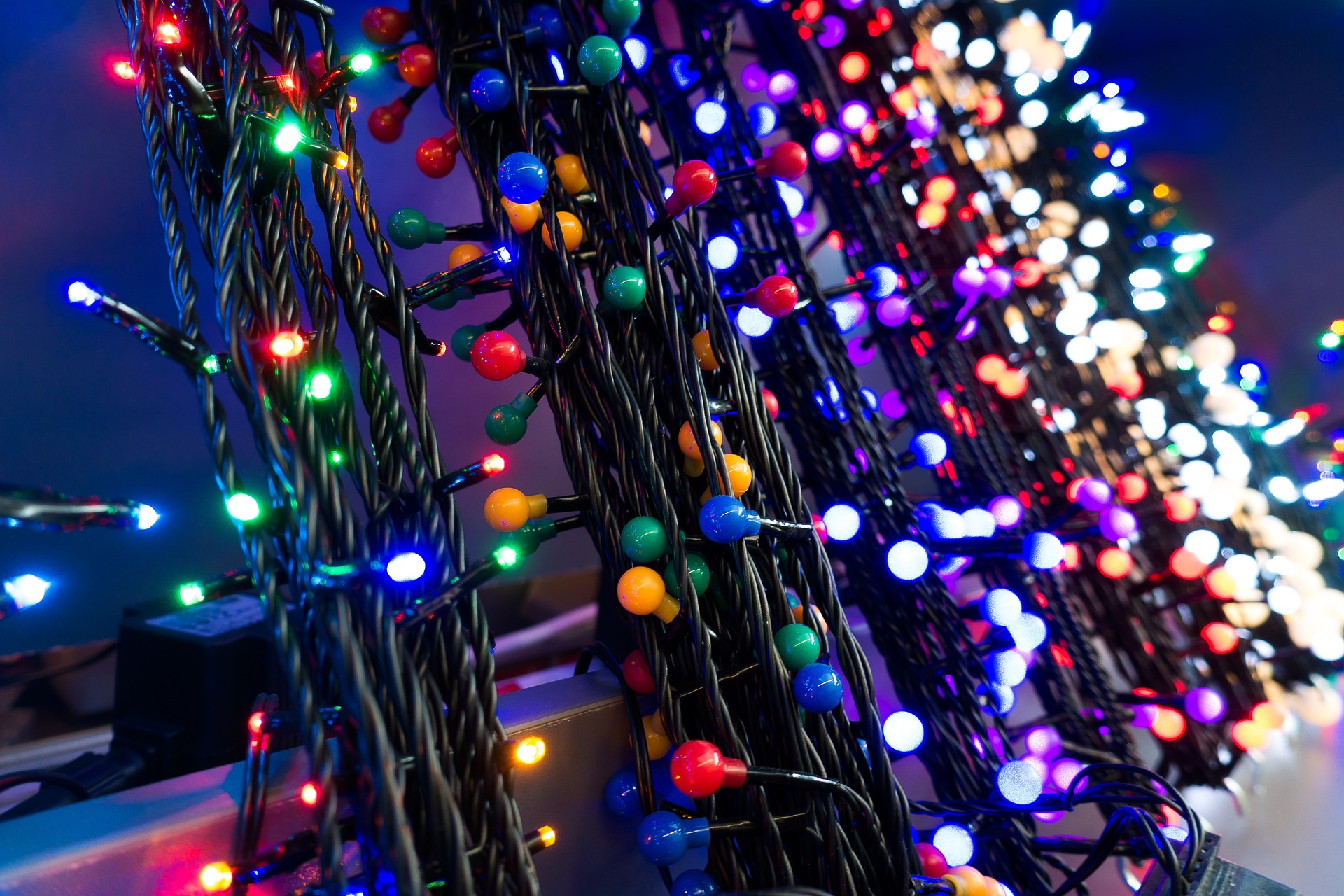 zahlreiche Lichterketten mit LED- und Glühlampen verschiedener Farben