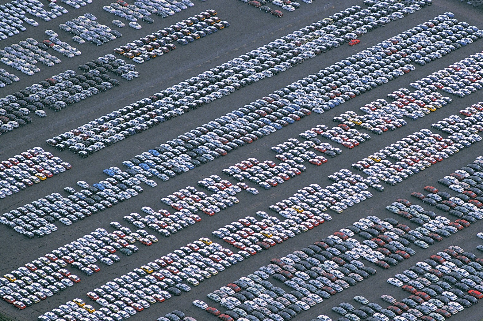 Großparkplatz eines Autoherstellers aus der Vogelperspektive