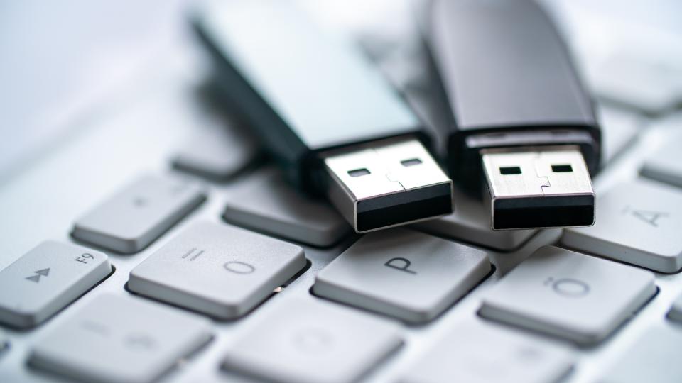 Nahaufnahme von zwei USB-Sticks auf einer Notebook-Tastatur