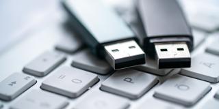 Nahaufnahme von zwei USB-Sticks auf einer Notebook-Tastatur