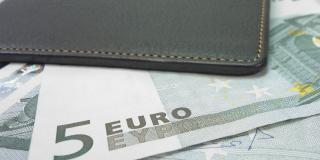 eine Geldbörse mit Fünf-Euro-Noten