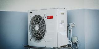 Teil einer Außenwand mit Ventilator und Kompressor einer Klimaanlage